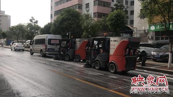 河南一環衛車作業時突發漏油情況致多輛電動車滑倒