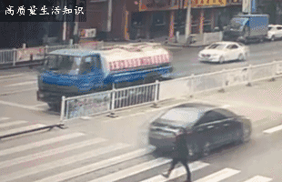 河南夏天路遇灑水車千萬不要這樣做!
