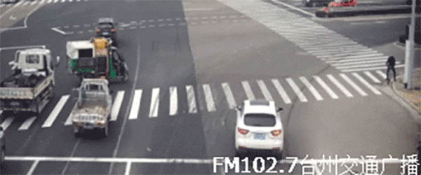 環(huán)衛(wèi)工駕環(huán)衛(wèi)車闖紅燈撞上豪車,被定全責須賠十萬