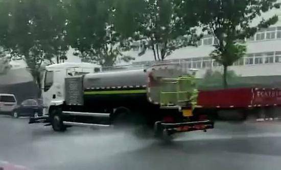 夏天灑水車灑過水路面反而更熱,是這樣么?